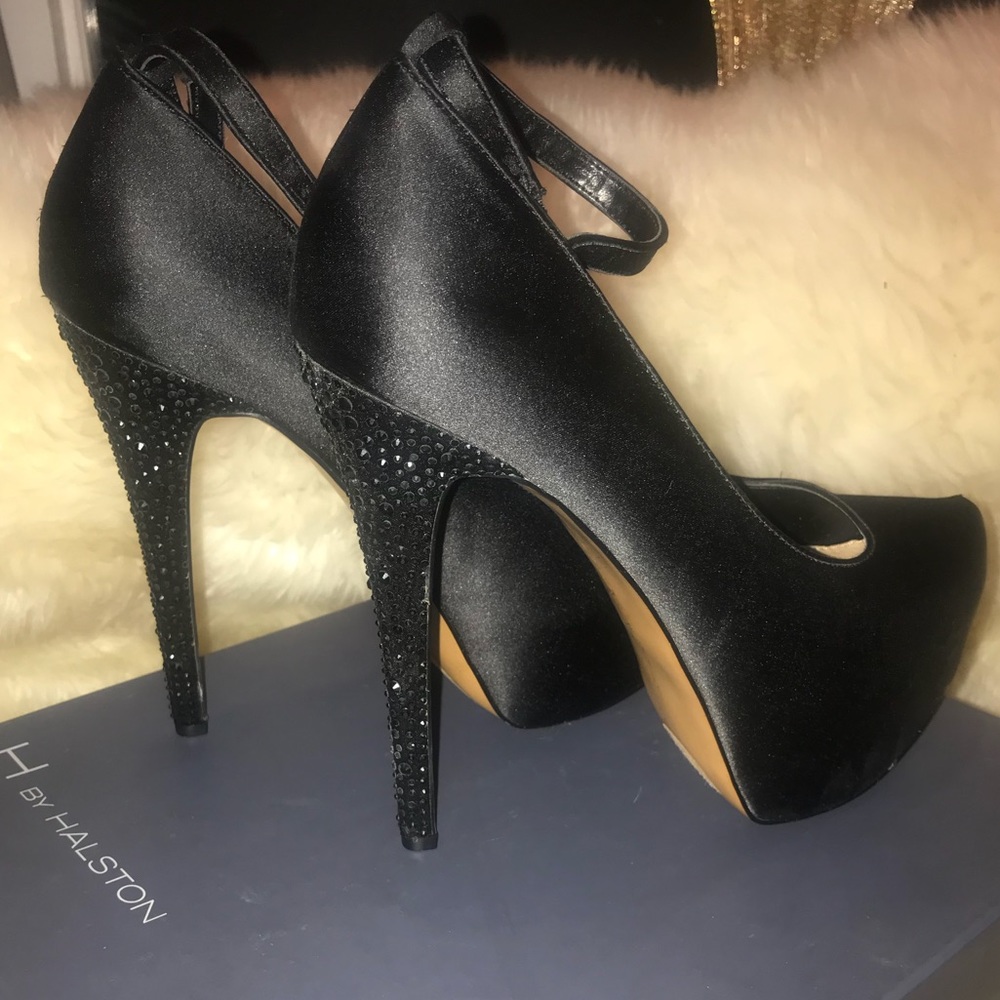 NEW w/ Box! H by Halston Hilary2 black satin Pump